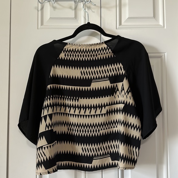 **PRICE DROP** Flowy Sleeve Crop - Picture 4 of 4